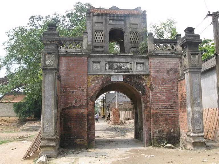 Cổng làng Thổ Hà khá nguyên vẹn với nét đẹp cổ xưa. Ảnh: Vietnam Landmarks.