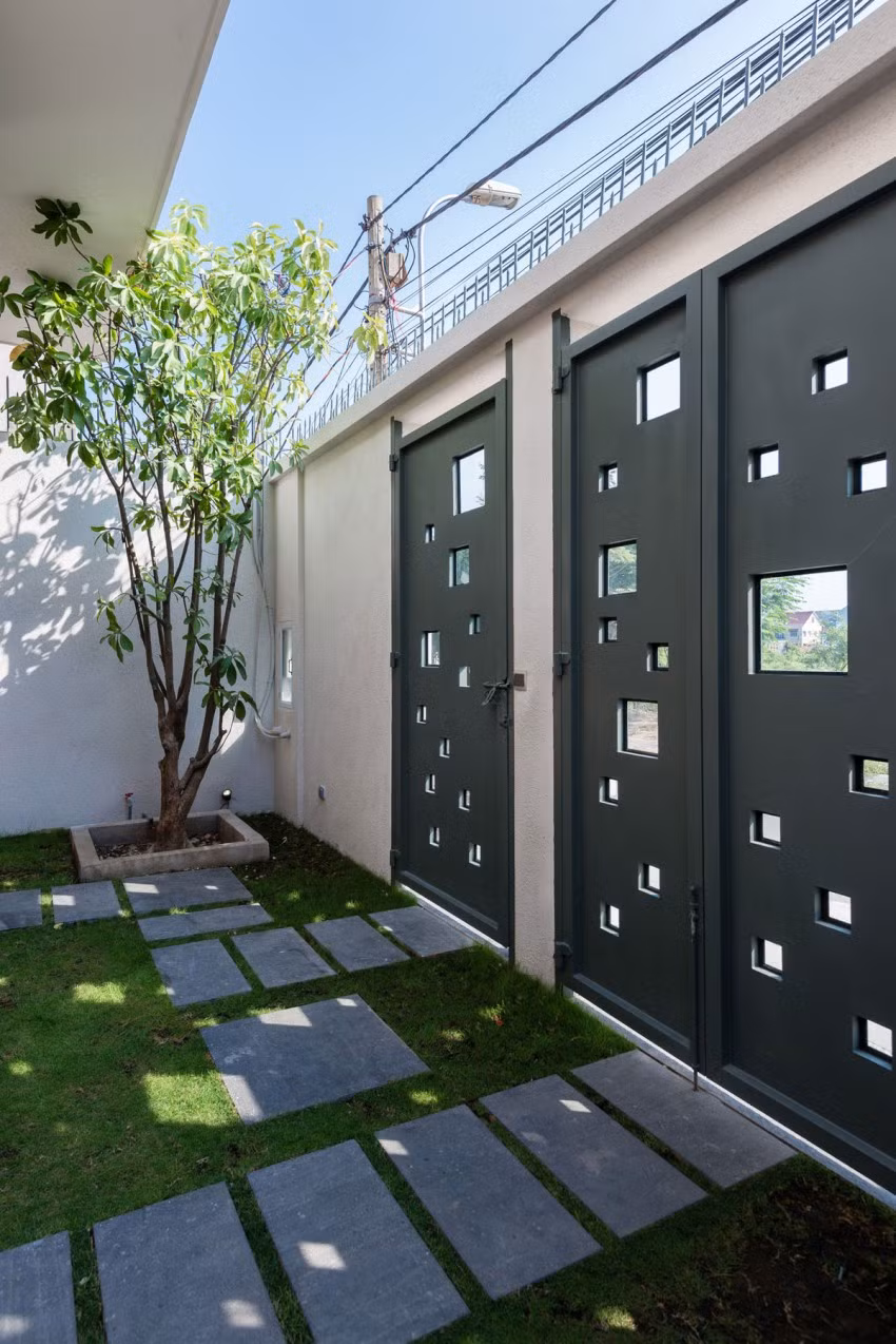 Cổng vào cũng được thiết kế với nhiều ô vuông lạ mắt. Nguồn ảnh: Freshome.