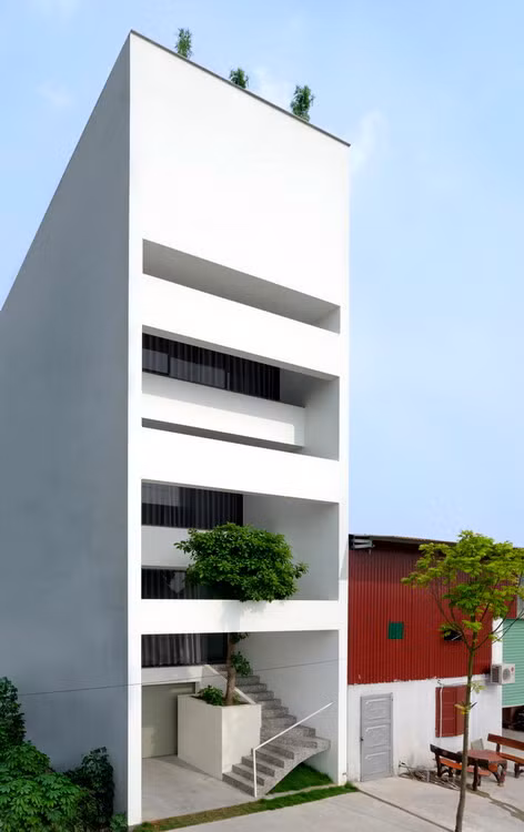 Khoảng trống đầu tiên được đặt ở lối vào, để tránh sự đơn điệu cũng như ánh nắng chiếu thẳng vào nhà.