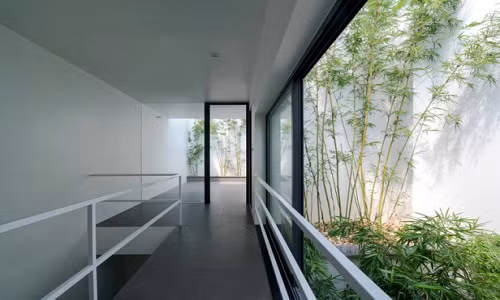 Các không gian trong nhà được tiếp cận với ánh sáng và cây xanh nên vô cùng thoáng đãng.