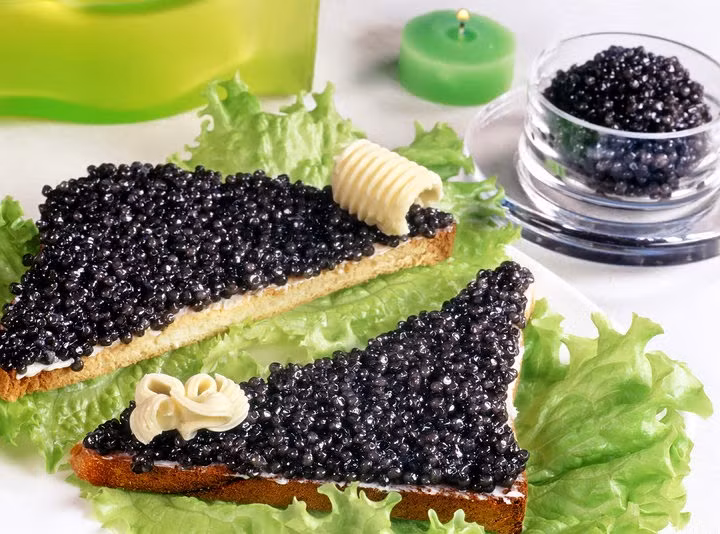 Chuyện đại gia Việt chi tiền tỷ mở tiệc xa xỉ chiêu đãi khách không còn là chuyện hiếm ở nước ta. Còn nhớ cuối năm 2013, nhiều đại gia bỏ ra cả trăm triệu, thậm chí cả tỷ đồng để mở tiệc trứng cá tầm đãi khách. Ảnh: Blogspot.