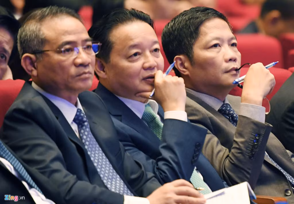 Từ trái qua: Bộ trưởng Giao thông Vận tải Trương Quang Nghĩa, Bộ trưởng Tài nguyên và Môi trường Trần Hồng Hà và Bộ trưởng Công Thương Trần Tuấn Anh chăm chú theo dõi.