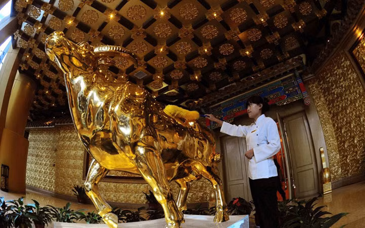 Bên trong tòa cao ốc 74 tầng là 800 dãy phòng nghỉ với một bức tượng trâu bằng vàng nặng 1 tấn để trang trí.