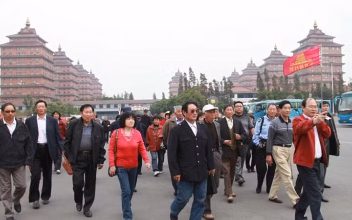 Nhiều khách tham quan ngôi làng để học hỏi mô hình làm giàu.