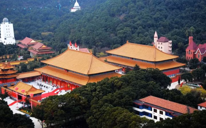 Đã từ lâu, Huaxi được thừa nhận là làng giàu có nhất Trung Quốc, mỗi người dân trong làng có ít nhất 250.000 USD gửi ở ngân hàng.