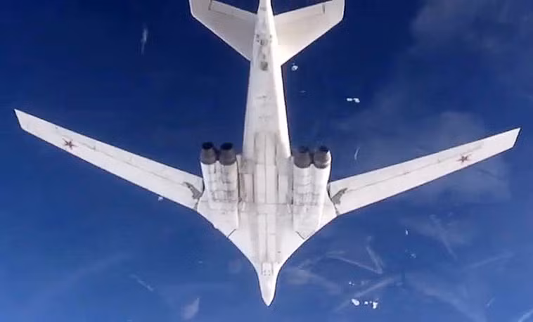 Tupolev-22 (Tu-22) được coi là một “sát thủ diệt tàu sân bay“ hàng đầu trên thế giới. Với phiên bản nâng cấp mới nhất là Tu-22M3, loại máy bay này đã được cải thiện tính năng khí động học, trọng lượng và các đặc tính kỹ chiến thuật.