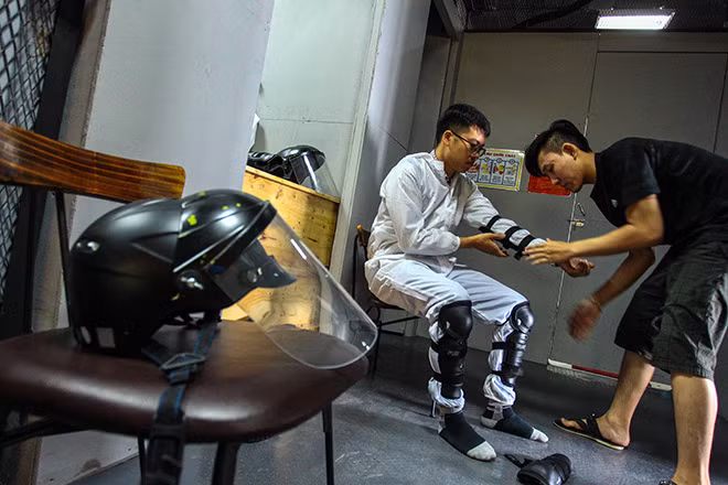 Người chơi trước khi tham gia đều được trang bị quần áo bảo hộ, găng tay, mũ bảo hiểm để tránh gây ra thương tích cho mình.