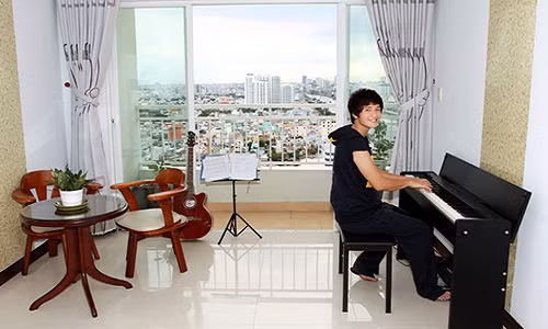 Sinh ra tại Hà Nội nhưng Huỳnh Anh lại chọn con đường lập nghiệp ở Sài Gòn. Sau một thời gian dài tập trung đóng phim, nam diễn viên điển trai đã tậu được căn hộ cao cấp ở quận 7, TP HCM. Ảnh: Khám phá.