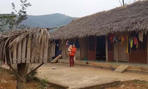 Tìm ra cách cứu cô gái có ngực chảy xệ xuống đùi - Hình 3 Tim ra cach cuu co gai co nguc chay xe xuong dui-Hinh-3