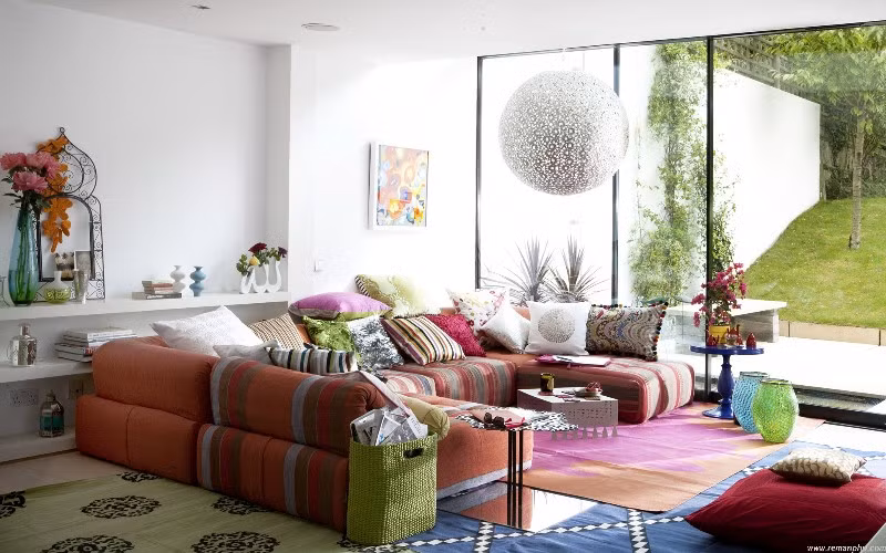 Những bức tường kính hoặc khung cửa sổ chạm trần vừa cung cấp ánh sáng tự nhiên vừa tạo cảm giác rộng thoáng cho căn phòng. Ảnh: Remanphu.