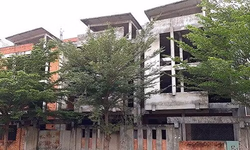 Ron nguoi canh hoang lanh trong biet thu Sai Gon dat do