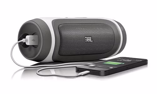 Nghe thử loa bluetooth ngay tại nơi bán là việc cần thiết. Muốn dùng loa Bluetooth trên loại thiết bị nào thì nên mang chính thiết bị đó đến cửa hàng để thử loa. Như vậy bạn mới kiểm tra được sản phẩm có tương thích với thiết bị hay không. Ảnh: Refinedguy.