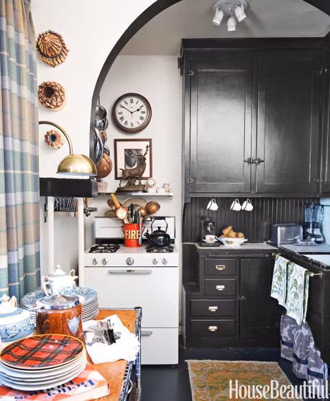 Kệ gỗ giúp đồ đạc được sắp xếp gọn gàng hơn. Ảnh: HouseBeautiful.