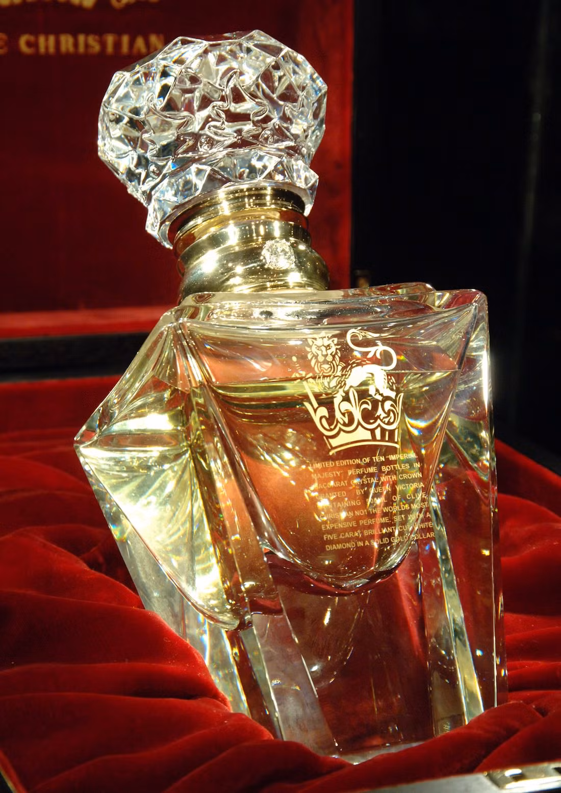 Clive Christian Imperial Majesty là chai nước hoa gắn kim cương 5 carat trị giá 240.000 USD. Ảnh: The Milliardaire.