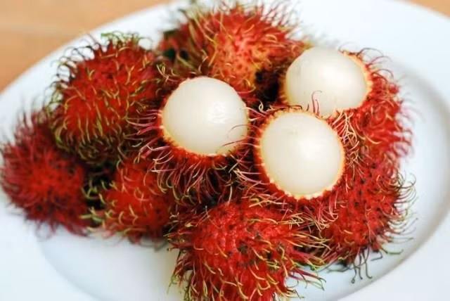 Mua chôm chôm quanh năm: Nhiều người thường nghĩ, chôm chôm có quanh năm nên mua chôm chôm bất cứ lúc nào đều được. Song thực tế, chôm chôm cũng là loại quả theo mùa. Chúng thường bắt đầu chín từ tháng 4 đến tháng 6 dương lịch. Sang đến tháng 7, chôm chôm đã bước vào mùa trái vụ.