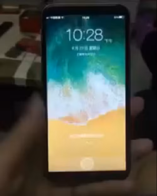 Mới đây, một đoạn video ngắn ghi lại hình ảnh một chiếc điện thoại khá giống với hình ảnh của iPhone 8 rò rỉ thời gian gần đây. Ảnh: Youtube.