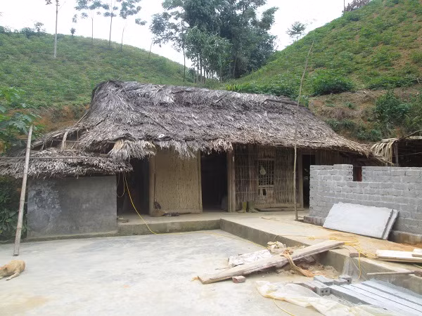 Nhà tranh vanh đất cũng được sắp xếp ngăn nắp, gồm có nhà trên, buồng, bếp....Ảnh: Vietnamarchitecturure.