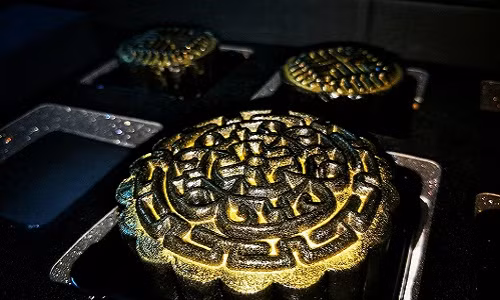 Bên ngoài bánh trung thu dát vàng 24K cũng giống như các loại bánh thông thường, chỉ khác mặt trên của bánh có những lá vàng. Ảnh: Facebook