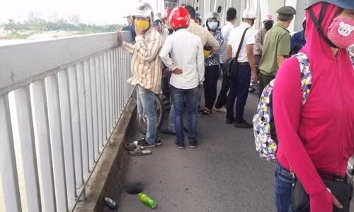 Thanh nien nghi uong thuoc diet co roi nhay song Hong