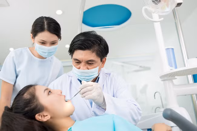 Có cùng mức lương với bác sĩ gây mê là bác sĩ chỉnh răng. Để trở thành bác sĩ chỉnh răng, họ phải có bằng chuyên ngành nha khoa, sau đó học Tiến sĩ Y hoặc Tiến sĩ phẫu thuật nha khoa. Ảnh: Getty.
