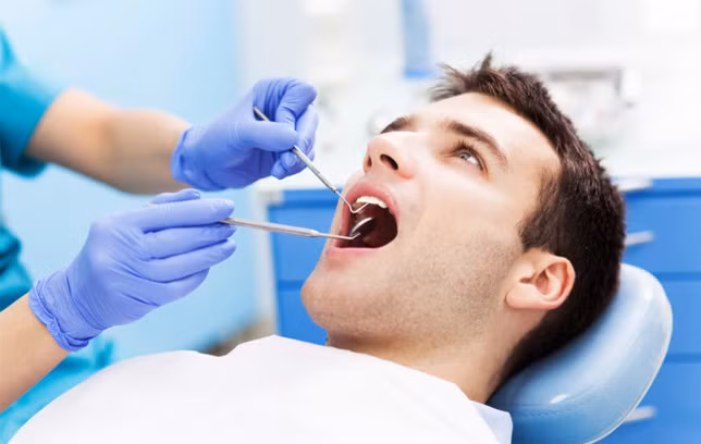 Mức lương trung bình năm của nha sĩ khoảng 172.350 USD. Dựa vào cách chẩn đoán bệnh, họ có nhiệm vụ chăm sóc sức khỏe răng miệng, niếu hoặc nhổ răng khi cần thiết. Ảnh: Getty.