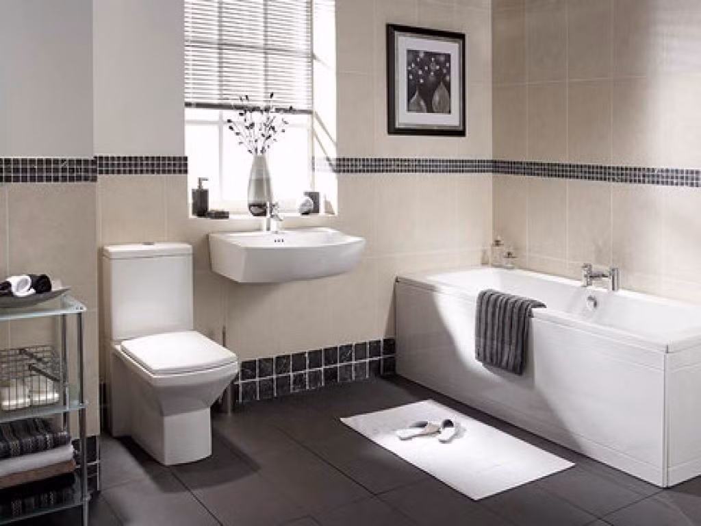 Tránh sử dụng các loại vật liệu dễ gỉ hay nhựa kém chất lượng. Đồ inox, gạch, đá chống trơn là vật liệu thích hợp nhất trong nhà tắm. Ảnh: Prestigebathroom.