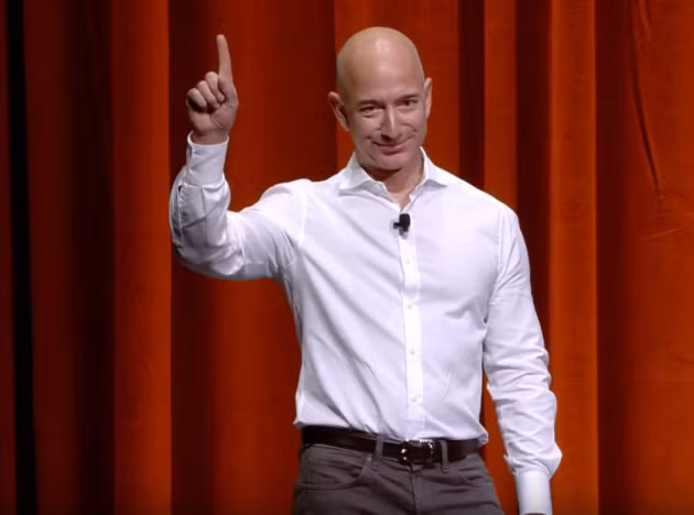 Với Jeff Bezos, phương châm "khách hàng là thượng đế" được thực hiện triệt để. Ông dành hẳn một chiếc ghế trống trong bàn họp để đại diện cho khách hàng - những người mang đến lợi nhuận cho công ty. Ảnh: GeekWire.