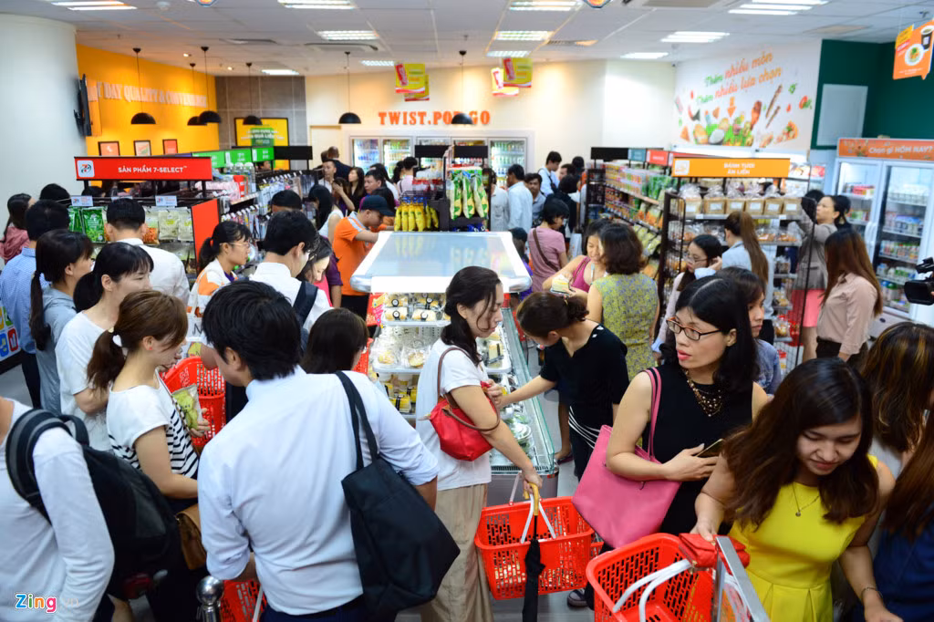 Tuy nhiên, ngày khai trương, nhiều người phải chen lấn chọn mua và chờ đợi khá lâu.