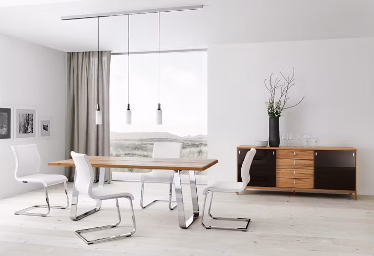 Ghế được làm từ chất liệu tương đương với bàn ăn.