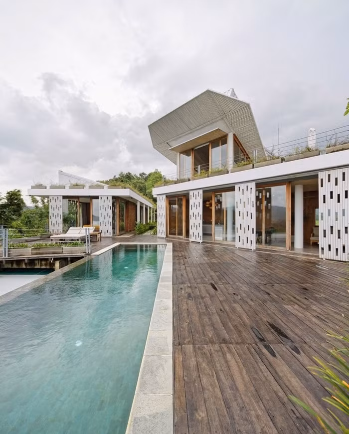 Mặt trước của ngôi biệt thự đều được sơn màu trắng để tránh hấp thụ nhiệt khi mặt trời lên. Kiến trúc sư đã cho lát thêm sàn gỗ bên ngoài và xây một hồ bơi thoáng rộng.
