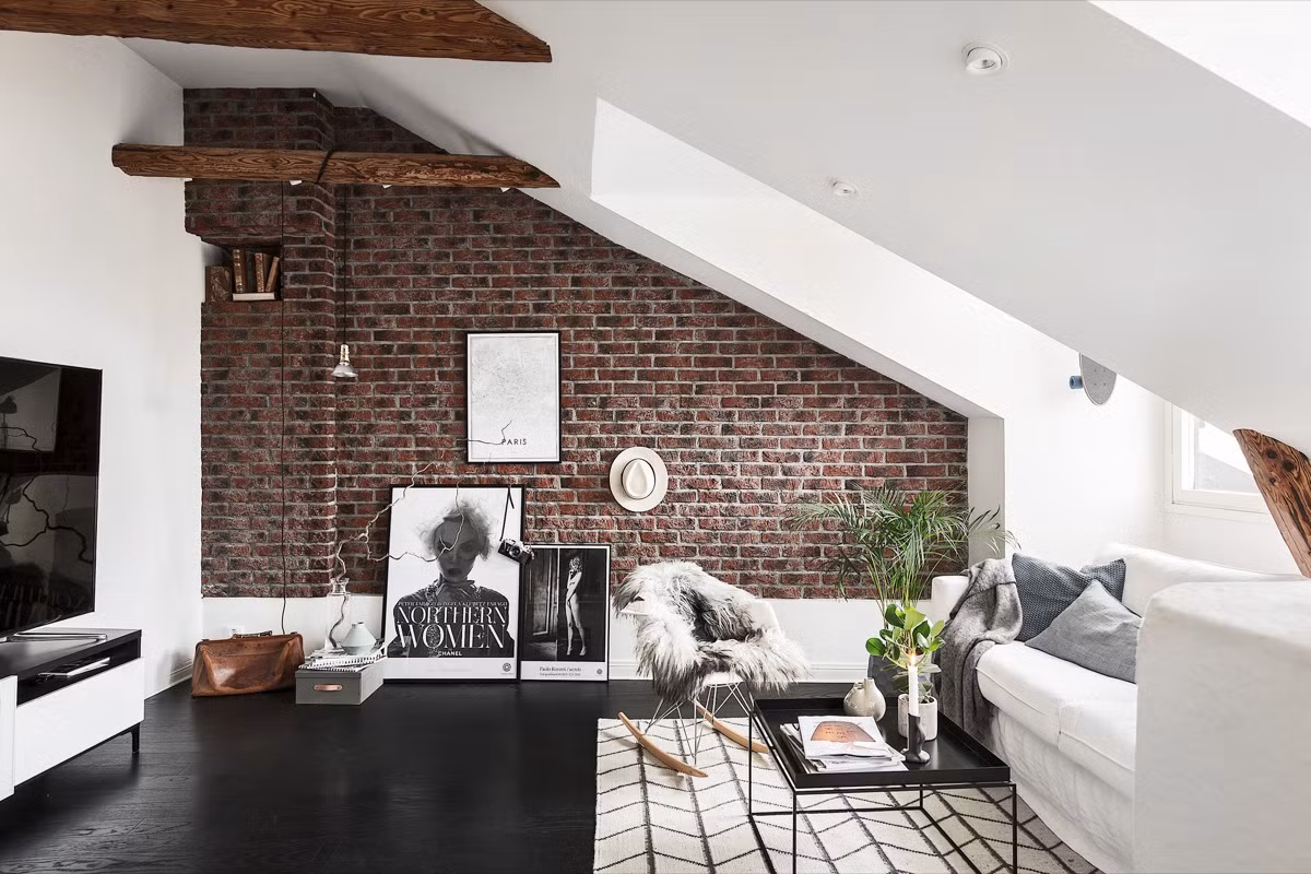 Trần dốc màu trắng tương phản màu đen của sàn kết hợp gạch đổ sẫm cổ điển đủ tạo nên sự hài hòa khó tưởng tượng.