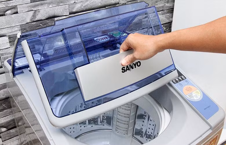 Thiết kế cửa trên với lớp nhựa chịu lực trong suốt cho phép người dùng dễ dàng quan sát quá trình giặt bên trong bất cứ lúc nào. Máy thiết kế 9 chế độ giặt tiện dụng: giặt nhanh, giặt mạnh, giặt chăn...Ảnh: Mediamart.