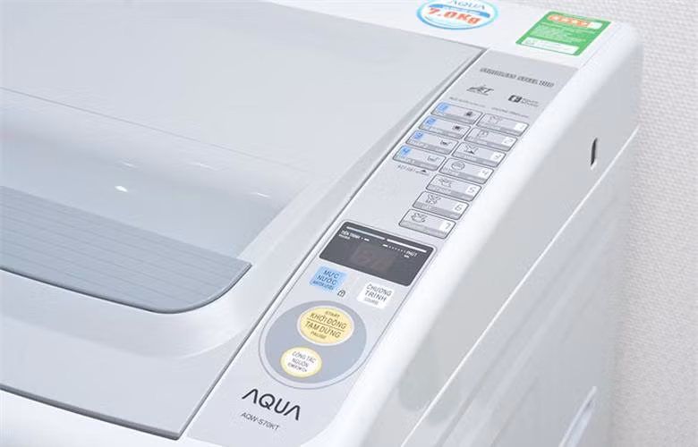 Lồng giặt bằng thép không gỉ, không gây ra hiện tượng hỏng hóc hay nhiễm khuẩn vào quần áo. Chế độ vắt thông minh kết hợp cùng tốc độ quay vắt 775 vòng/ phút giúp quần áo được vắt khô hơn, rút ngắn thời gian phơi. Ảnh: Mediamart.