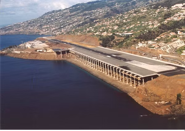 Được xây dựng trên đảo hẹp nên đường băng của sân bay Funchal, Bồ Đào Nha được kéo dài một đoạn cầu cạn dài gần 1.000 mét. Ảnh: Structurae.