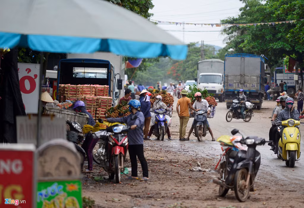 Từ sáng sớm, tại ngã ba Kim, ngã ba Chũ, Kép, những nơi luôn ùn tắc mỗi vụ vải thiều đến vào các năm trước thì nay không còn cảnh tấp nập.