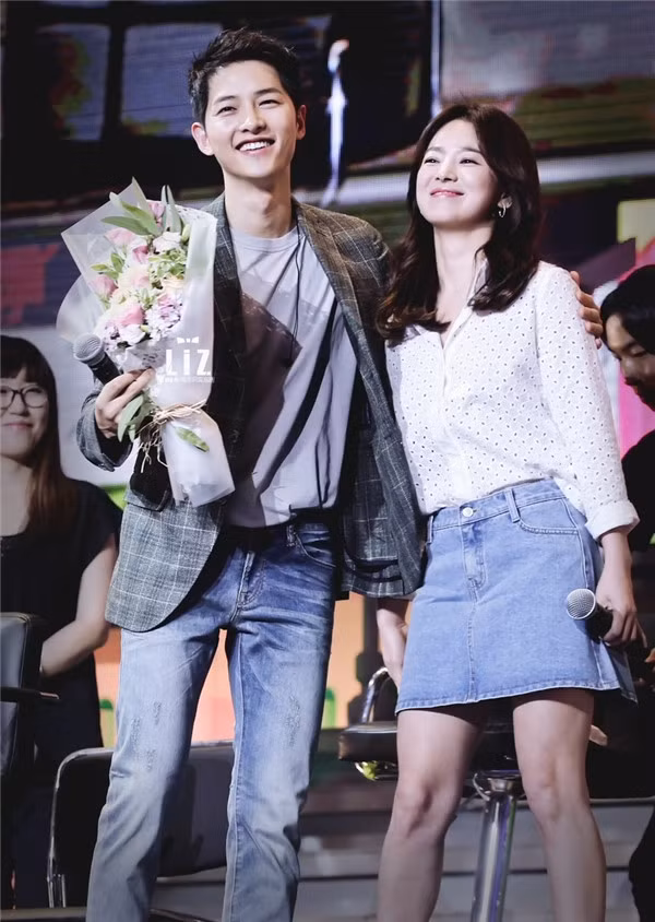 Sau khi bén duyên qua bộ phim "Hậu duệ mặt trời", cặp đôi Song Hye Kyo và Song Joong Ki dính nghi án hẹn hò và giờ đây, thông tin cả 2 sẽ quyết định kết hôn vào tháng 10 sắp tới gây bất ngờ với fan hâm mộ và xôn xao trong cộng đồng giải trí châu Á.