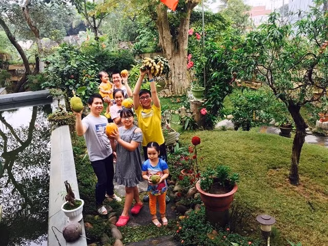 Biệt thự nhà vườn ở Thanh Hóa là nơi ở của bố mẹ. Nam ca sĩ cho biết đó là nơi đi chốn về, là quê hương, nơi sinh hoạt của đại gia đình, ông bà, cha mẹ, con cái trong những ngày lễ Tết, giỗ chạp.