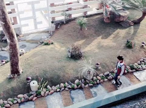 Cách đây khoảng 2 năm, cư dân mạng từng xôn xao với những bức ảnh chụp biệt thự nhà vườn của ca sĩ Trọng Tấn ở Thanh Hóa. Tuy vậy, giọng ca Nơi đảo xa vẫn chưa từng lên tiếng tiết lộ về quá trình xây dựng hay giá trị thực của cơ ngơi hoành tráng này.