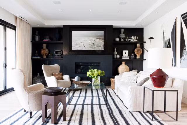 Nhiều gia chủ nhận thấy ghế sofa đẹp nhưng khi mua về lại không phù hợp với không gian phòng. Ghế sofa có thể chiếm diện tích quá nhiều, biến không gian phòng khách trở nên chật chội. Ngược lại một bộ sofa lọt thỏm giữa không gian sẽ làm mất đi sự sang trọng của ngôi nhà.