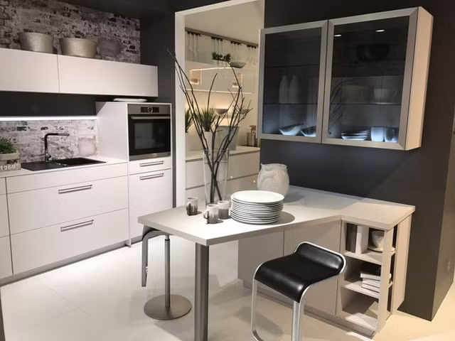 Tủ kính trong suốt có thể soi rõ mọi thứ bên trong nên bạn hãy chuẩn bị tinh thần trước nếu muốn sử dụng loại tủ bếp này. Điều này có thể gây ra bất tiện cho một số người nhưng đôi khi nó lại là điểm quá ư lý tưởng cho nhiều người khác. Cửa tủ trong suốt cho phép bạn đặt một số vật dụng phía trên mà vẫn đảm bảo an toàn cho những đồ dùng bên trong tủ. Tủ bếp thủy tinh trong suốt này cũng rất phù hợp cho những nhà bếp có đồ nội thất nhỏ gọn.