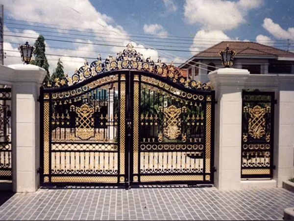Biệt thự uy nguy nhờ chiếc cổng công tước sơn màu đen kết hợp với những chi tiết vàng óng ánh. Ảnh: Hangraodep.