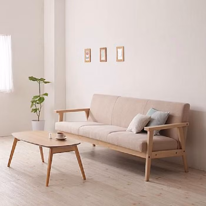 Sofa khung gỗ với nệm mỏng vừa đảm bảo sự thoáng đẹp, vừa đủ vững chắc và êm ái. Ảnh: AliExpress.