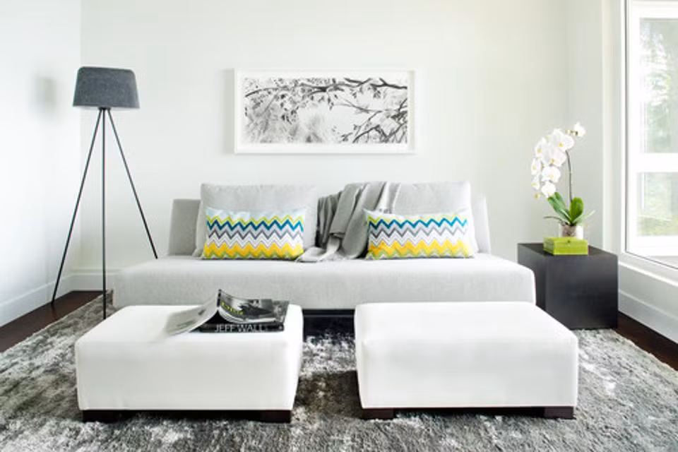 Màu trắng giúp chiếc sofa nhẹ nhàng và thanh thoát hơn. Ảnh: Drinkbaar.