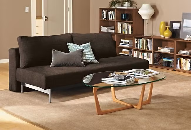 Sofa không tay vịn trông gọn gàng hơn, giúp ăn gian diện tích phòng đáng kể. Ảnh: Goby.
