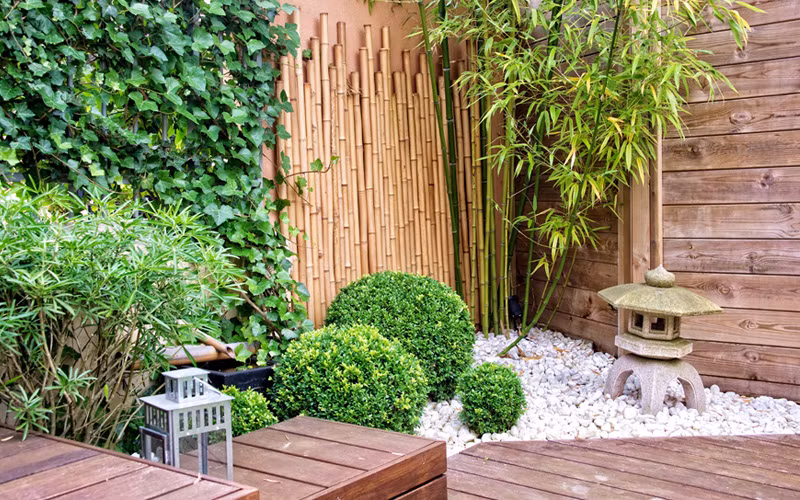 Tre tươi kết hợp cùng tre khô tạo ra bức tường với không gian ba chiều nổi bật trong sân vườn. Ảnh: Gardenloversclub.