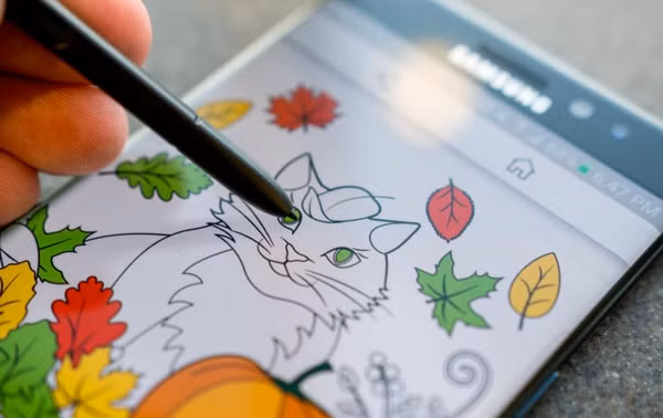 Chức năng của bút S Pen hữu ích hơn nữa: Một trong những lý do chính mà nhiều người quyết định mua Galaxy Note 8 chính là S Pen. Chiếc bút từ này được Samsung trang bị cho các thiết bị dòng Note và cũng là để phân biệt với các dòng smartphone khác của nhà sản xuất Hàn Quốc này. Đây là một sản phẩm mà phần mềm của chúng sẽ được cải tiến hàng năm. Tuy nhiên, sự khác biệt của S Pen giữa Note 5 và Note 7 (không có Note 6) không thực sự nhiều hoặc hữu ích như chúng ta mong đợi. Do đó hy vọng bút S Pen trang bị cho Note 8 không chỉ mang lại trải nghiệm chữ viết tay tốt hơn mà còn có những tính năng buộc người tiêu dùng phải chọn Note 8 hơn là các điện thoại khác không có bút từ.