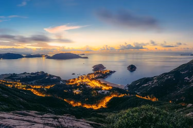 Làng Shek O: Shek O là một ngôi làng ven biển có lịch sử khoảng 200 năm, nằm ở phía đông nam Hong Kong. Ngôi làng tọa lạc giữa công viên quốc gia Shek O, vịnh Big Wave và Cape D’Aguilar.