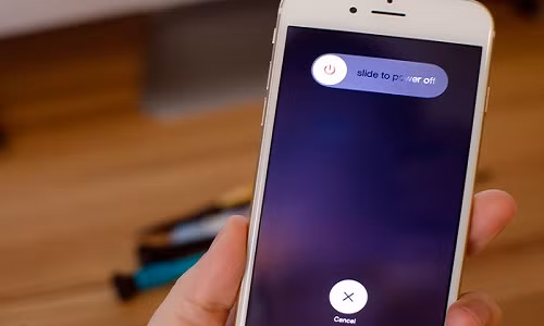 Khi màn hình iPhone ở chế độ chờ, bạn bấm và giữ nút “slide to unlock” khoảng vài giây để “slide to unlock” chuyển sang chế độ “slide to power off”. Sau đó, dùng tay trượt lệnh “Slide to Power Off” để tắt iPhone. Ảnh: iMore.