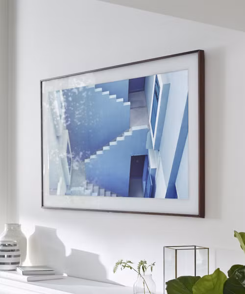 Samsung hiện có hai phiên bản The Frame: loại 55 inch có giá 1.999 USD (tương đương khoảng 45,5 triệu đồng) và loại 65 icnch có giá 2.799 USD (tương đương khoảng 65,6 triệu đồng).