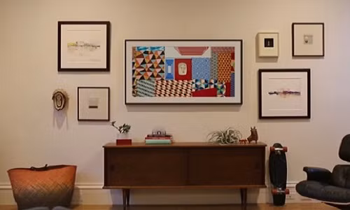 Chiếc TV này được đặt tên là The Frame và được thiết kế với phương châm “TV as Art”. The Frame được Samsung giới thiệu lần đầu tại Triển lãm hàng điện tử tiêu dùng thế giới CES 2017 vào hồi giữa tháng 3 vừa qua. Dựa trên công nghệ sáng tạo mới, khi bật chế độ “Art Mode” lên, The Frame trông giống như một khung hình treo trên tường.